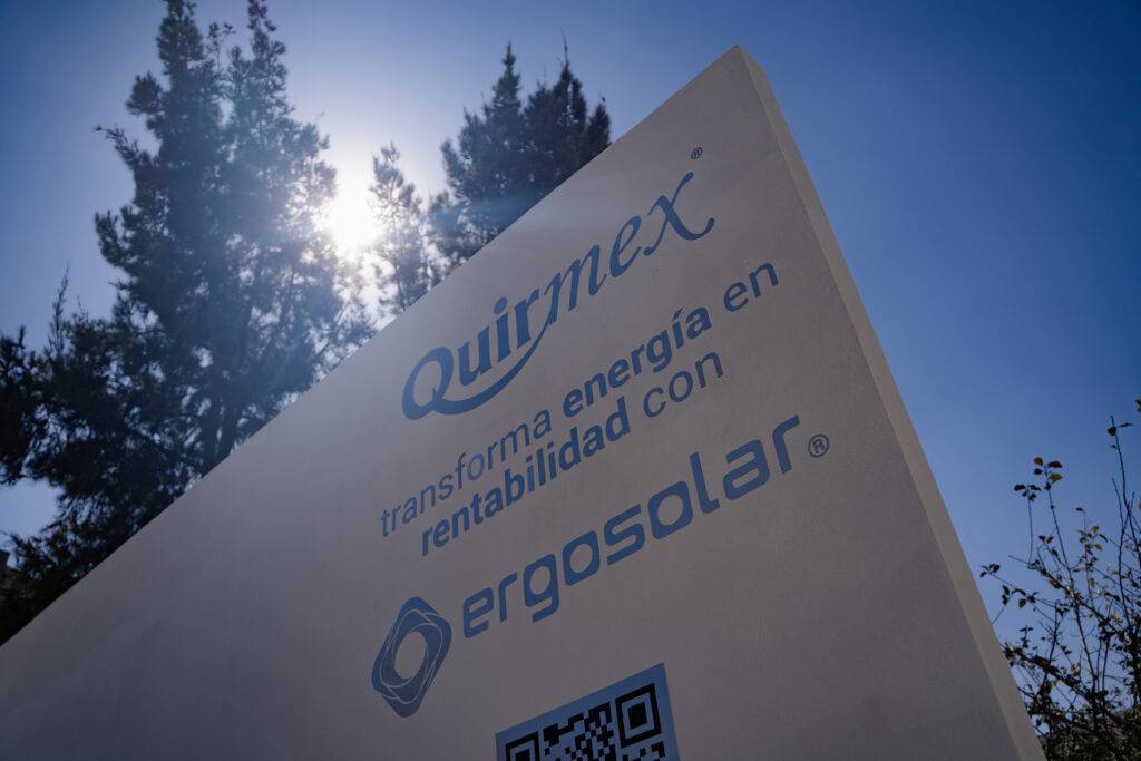 paneles solares en planta industrial QUIRMEX